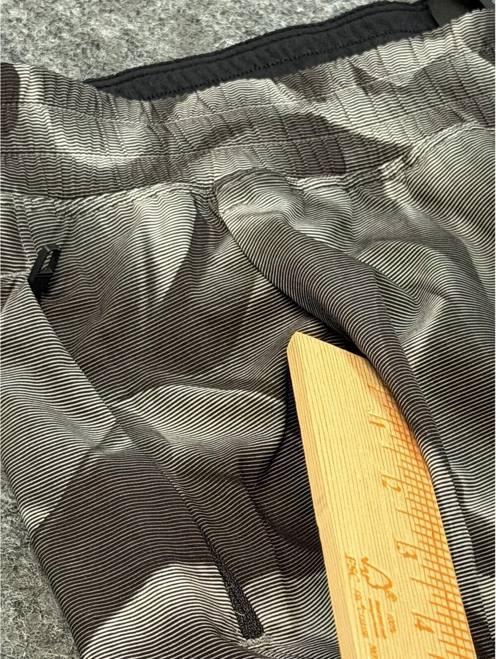 Lululemon Pace Breaker Shorts Men’s Large Black Gray Abstract Print Lined 7” Gym